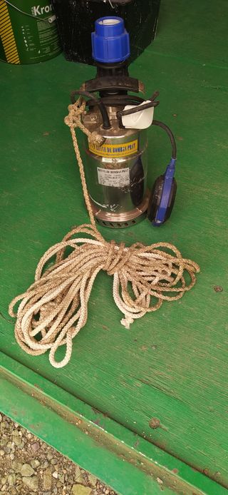 Bomba de achique con flotador.