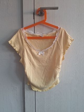 Top amarillo Shein con encaje