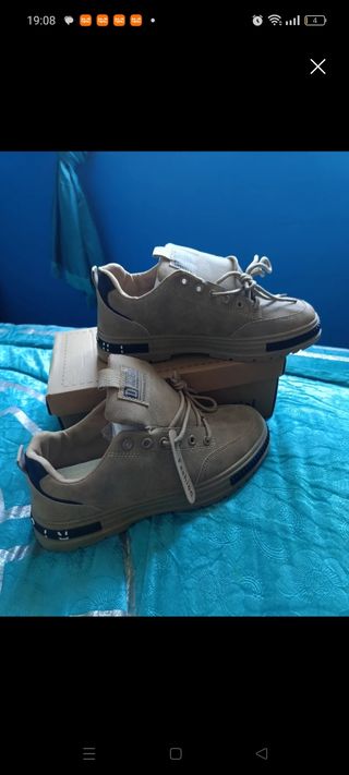 Zapatillas deportivas beige y marrones