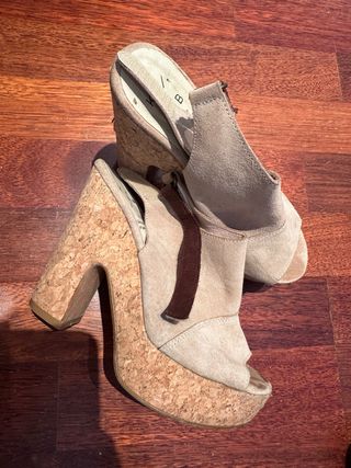 Zapatos de plataforma y tacón beige