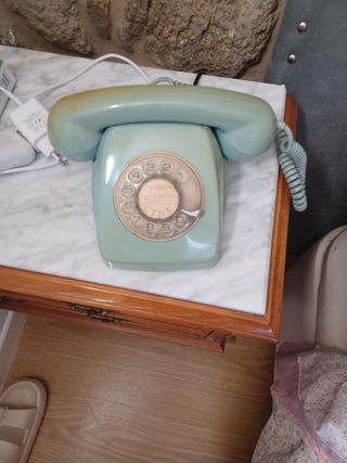 Teléfono fijo antiguo color verde menta