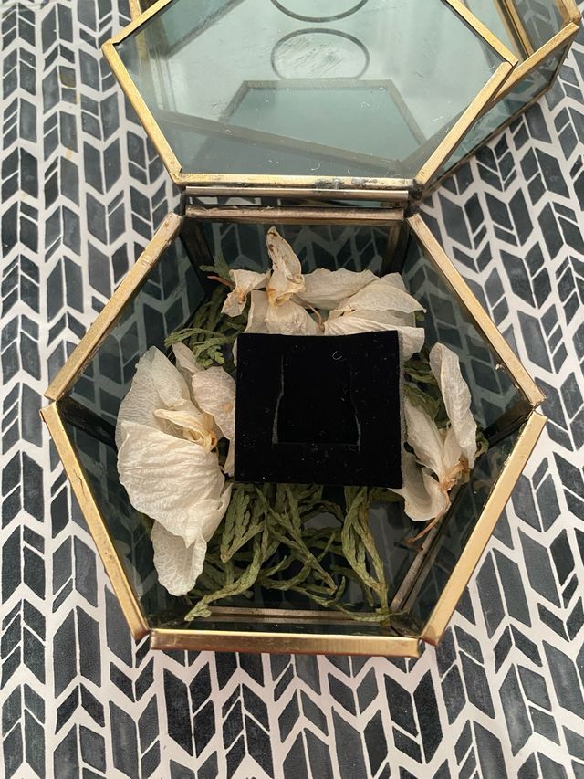 Porta fedi e fedi nuziali in cristallo e metallo