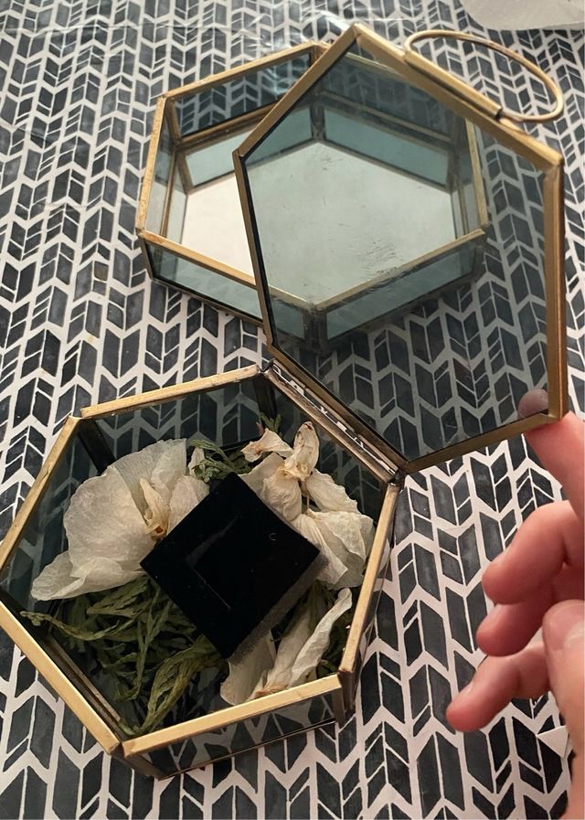 Porta fedi e fedi nuziali in cristallo e metallo