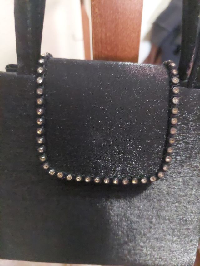 Bolso de ceremonia negro con pedrería