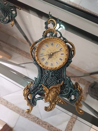Candelabros y reloj de cobre forjado