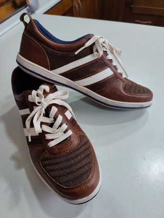 Zapatillas Marrones y Blancas