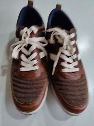 Zapatillas Marrones y Blancas
