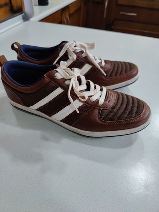 Zapatillas Marrones y Blancas