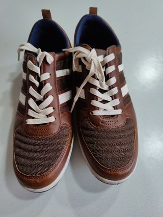 Zapatillas Marrones y Blancas
