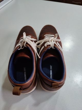 Zapatillas Marrones y Blancas