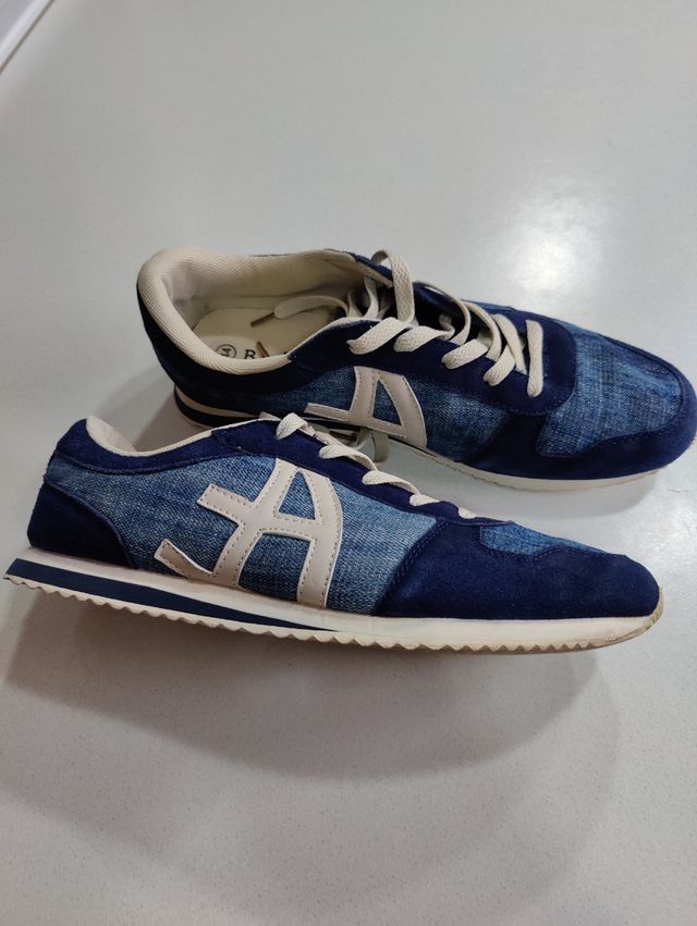Zapatillas deportivas azules y blancas