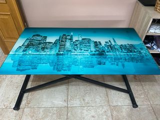 Mesa de centro con diseño de ciudad