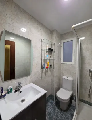 Habitación en piso compartido zona Hospital