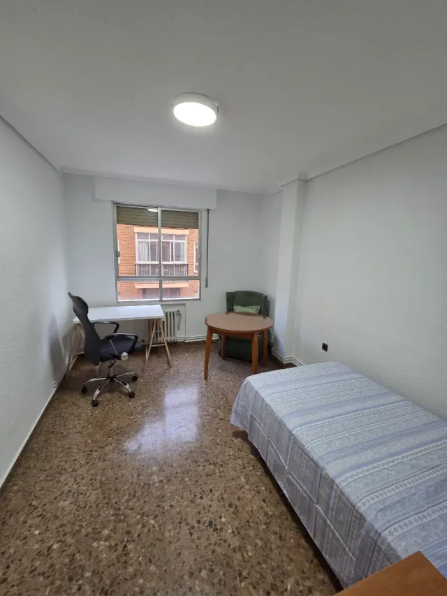 Habitación en piso compartido zona Hospital