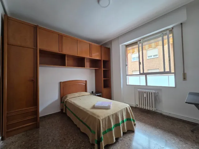 Habitación en piso compartido zona Hospital