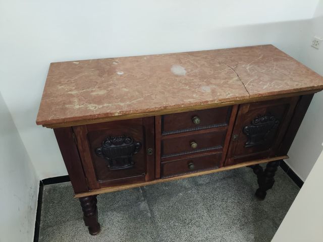 Mueble de madera con placa de mármol