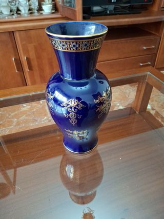 Jarrón de porcelana azul y dorado