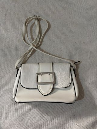 Bolso blanco con hebilla