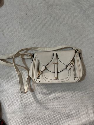 Bolso blanco con detalles dorados