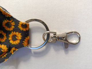 Wb.Estrena.Llavero girasoles con bote recargable..