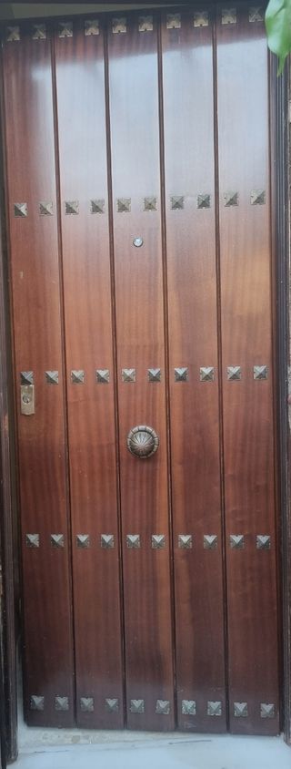 Puerta exterior madera sapelly