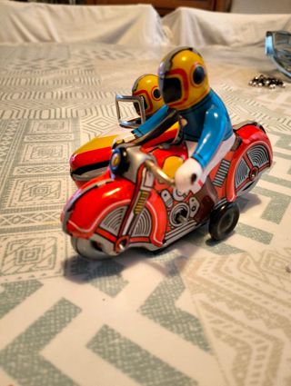 Juguete antiguo de hojalata moto con sidecar
