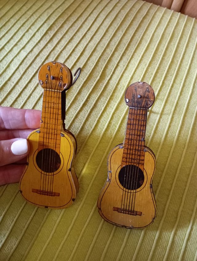 Carraca de hojalata con forma de guitarra