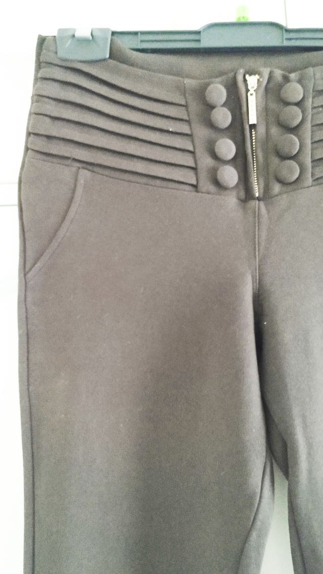 Leggings marrones con botones y cremallera