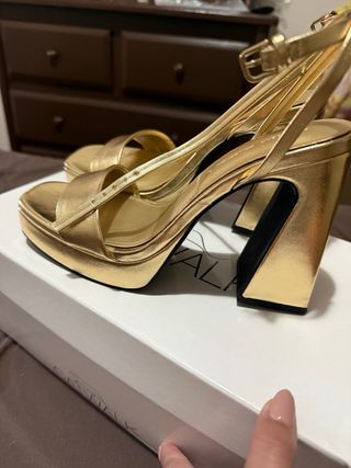 Zapatos de tacón dorados para eventos