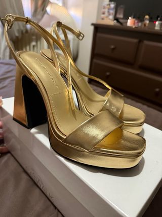 Zapatos de tacón dorados para eventos