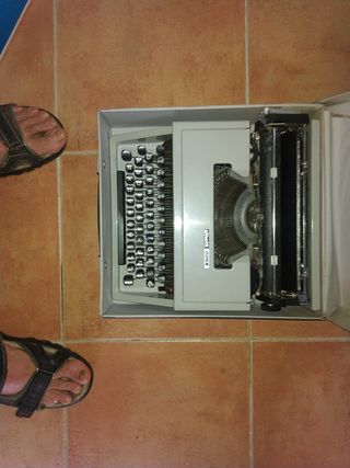 Máquina de escribir Olivetti Dora