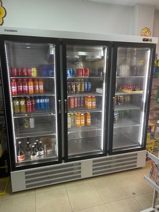 Nevera expositora de bebidas