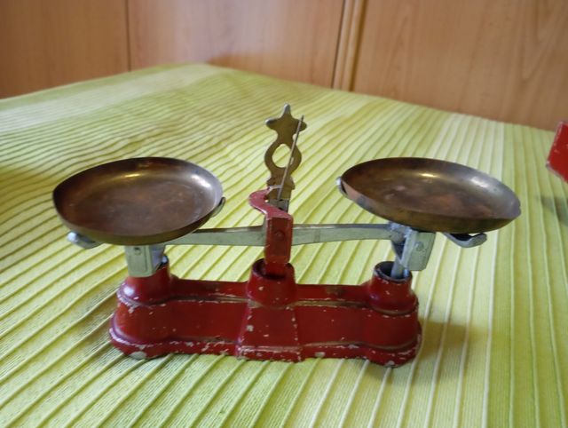 Báscula de juguete antigua roja