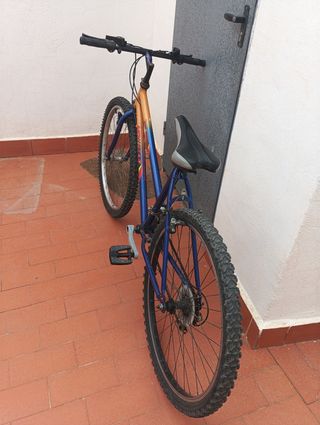 Bicicleta de montaña azul y naranja