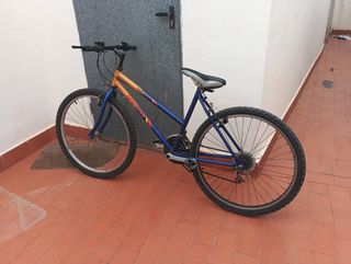 Bicicleta de montaña azul y naranja