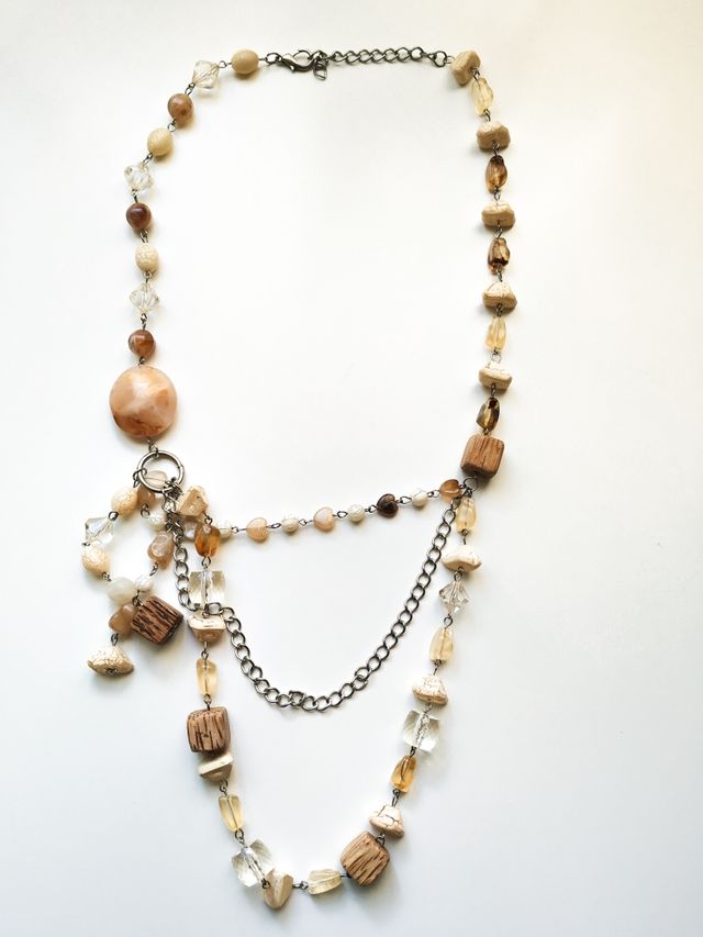 Collar largo pedrería beige y marrón