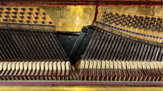Piano antiguo de madera