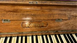 Piano antiguo de madera