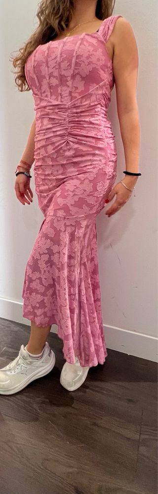 Vestido rosa entallado con fruncidos