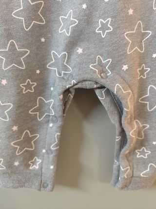 Peto bebé gris con estrellas rosas 3-6 meses