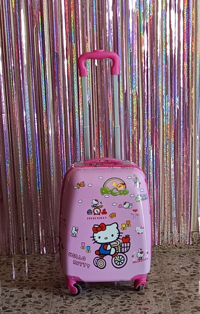 Maleta infantil Hello Kitty con ruedas giratorias.