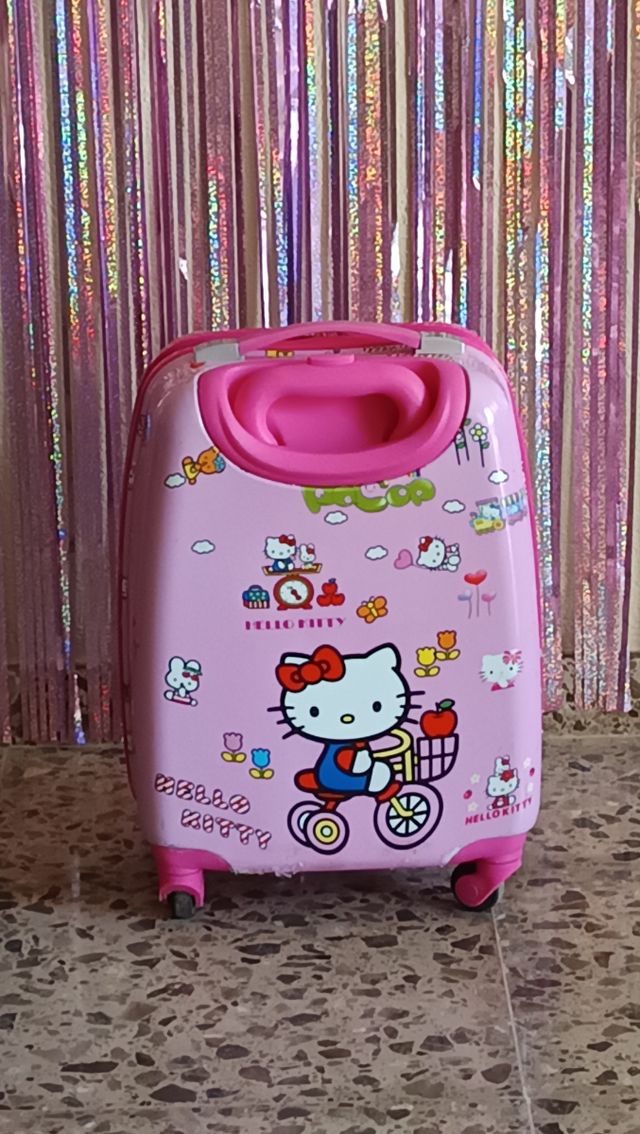 Maleta infantil Hello Kitty con ruedas giratorias.