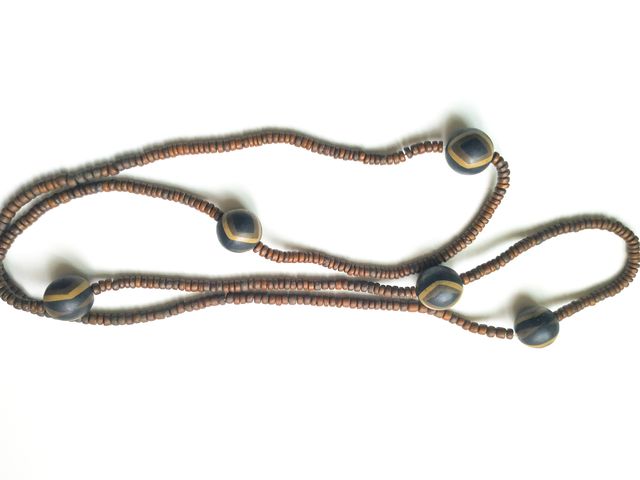 Gargantilla de madera con cuentas