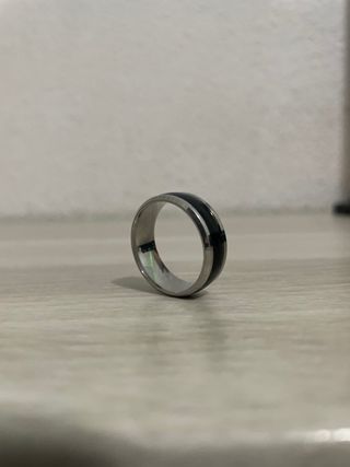 Anillo plateado con banda negra