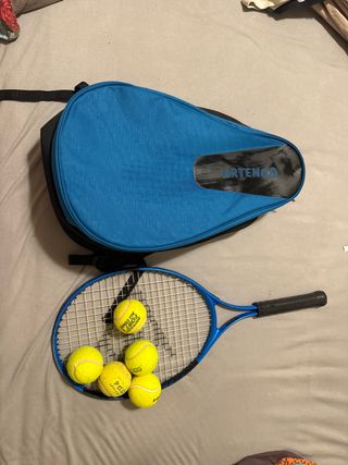 Raqueta de tenis y 6 pelotas