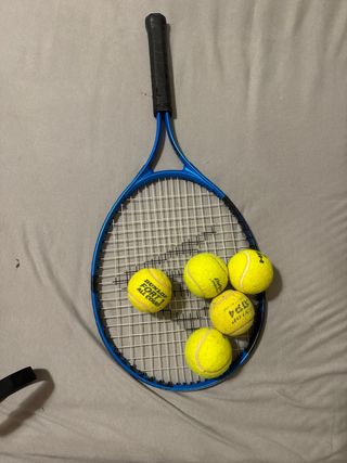 Raqueta de tenis y 6 pelotas