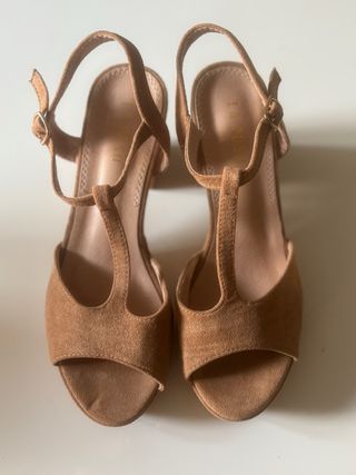 Zapatos de tacón marrones