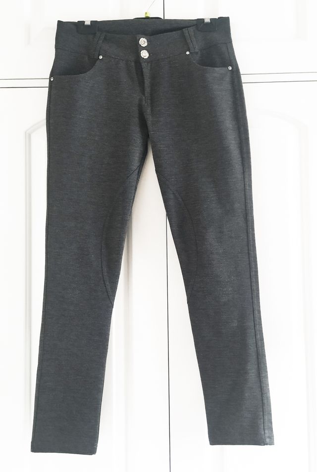 Leggings grises con botones de flor