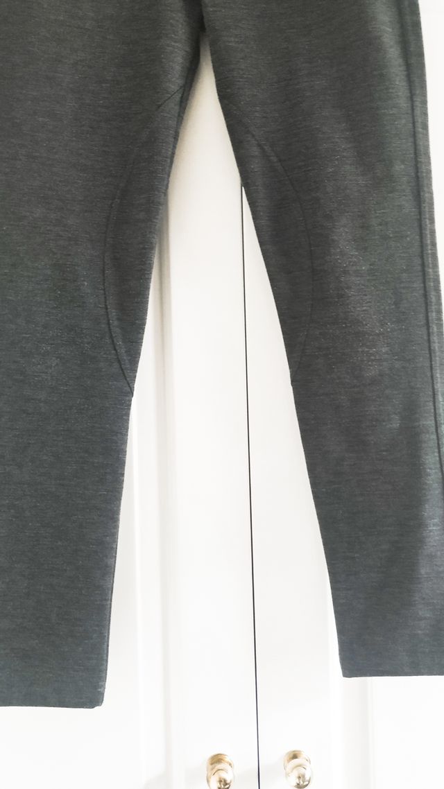 Leggings grises con botones de flor