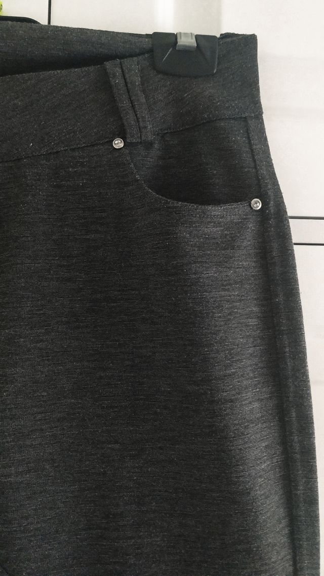 Leggings grises con botones de flor